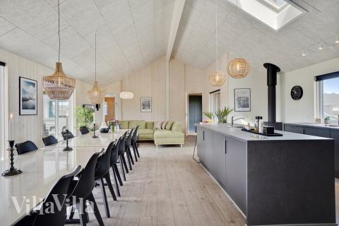 Det er plass til 20 personer i det store lyse oppholdsrommet i luksushus nr. 453.