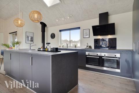 Kjøkkenet i luksushus nr. 453 er fullt utstyrt så dere lett kan lage mat til 20 personer.