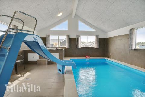 Feriehus 453 har et flott basseng med sklie, et stort innebygd boblebad og en badstue