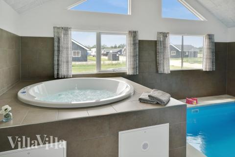 Nyt varmen i boblebadet i luksushus nr. 453 i Vestjylland