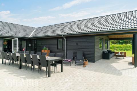 På terrassen i feriehus nr. 453 er det plass til 20 personer.