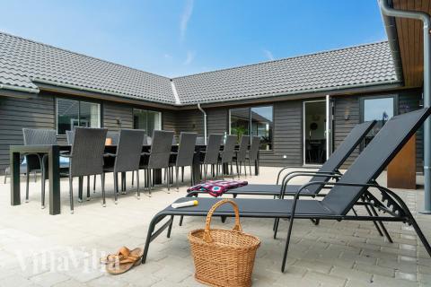 Nyt en grillkveld på terrassen i luksushus nr. 453 i Vestjylland