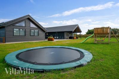 I det attraktive feriehuset nr. 453 i Vestjylland finnes det mengder av utendørsaktiviteter, som leketårn og huskestativ.