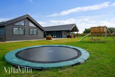 I det attraktive feriehuset nr. 453 i Vestjylland finnes det mengder av utendørsaktiviteter, som leketårn og huskestativ.