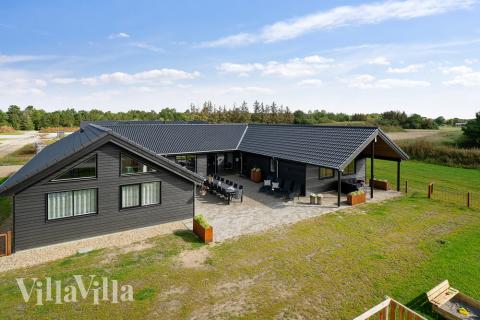 Dette lekre huset med svømmebasseng, nr. 453, med plass til 20 personer, ligger i Vestjylland