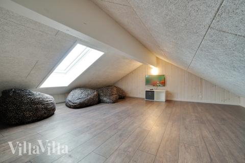 Noen av de 30 soveplassene i luksushus nr. 454 finnes på hems