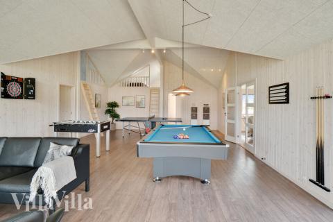 I tillegg til alle aktivitetsmulighetene i husets bassengavdeling, kan du også spille biljard, bordtennis og dart i luksushus nr. 454