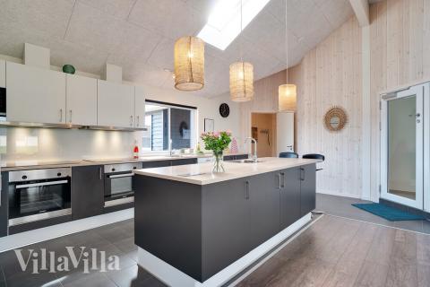 Kjøkkenet i luksushus nr. 454 er fullt utstyrt så dere lett kan lage mat til 30 personer.