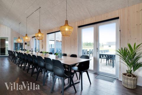 Det er god plass til at 30 personer sitter sammen i feriehusets oppholdsrom under et besøk i luksushus 454 i Vestjylland.