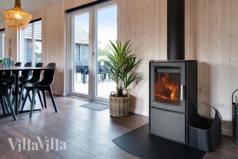 Det er plass til 30 personer i det store lyse oppholdsrommet i luksushus nr. 454.