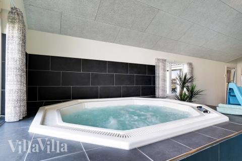 Nyt varmen i boblebadet i luksushus nr. 454 i Vestjylland