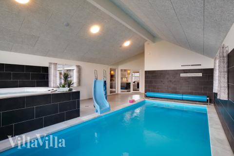 Det flotte bassenget i luksushus nr. 454 til 30 personer