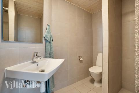 Det finnes bad med dusj i luksushus nr. 454 til 30 personer.