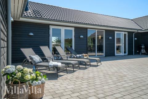 På terrassen i feriehus nr. 454 er det plass til 30 personer.