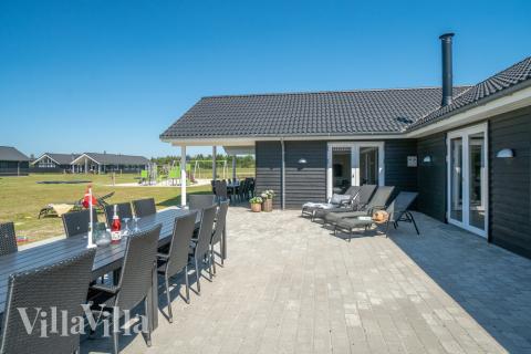 Luksushus nr. 454 har en deilig terrasse med gode hagemøbler til 30 personer.