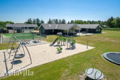 I det attraktive feriehuset nr. 454 i Vestjylland finnes det mengder av utendørsaktiviteter, som leketårn og huskestativ.