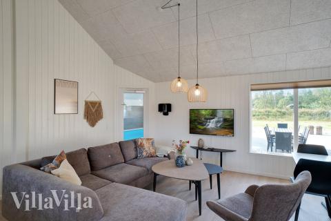 Det er plass til 20 personer i det store lyse oppholdsrommet i luksushus nr. 455.