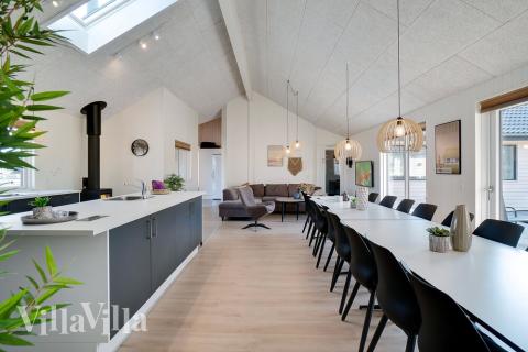 Det er god plass til at 20 personer sitter sammen i feriehusets oppholdsrom under et besøk i luksushus 455 i Vestjylland.