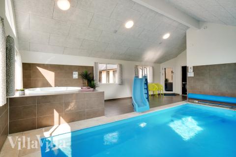 Feriehus 455 har et flott basseng med sklie, et stort innebygd boblebad og en badstue