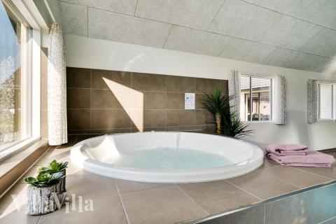 Nyt varmen i boblebadet i luksushus nr. 455 i Vestjylland