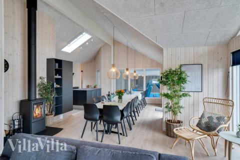 Det er god plass til at 20 personer sitter sammen i feriehusets oppholdsrom under et besøk i luksushus 456 i Vestjylland.