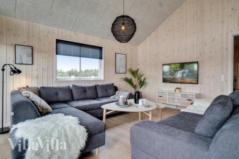 Det er plass til 20 personer i det store lyse oppholdsrommet i luksushus nr. 456.