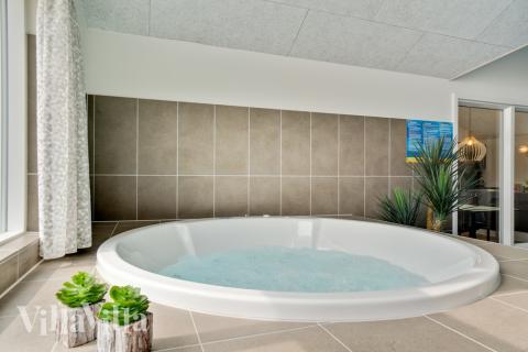 Nyt varmen i boblebadet i luksushus nr. 456 i Vestjylland