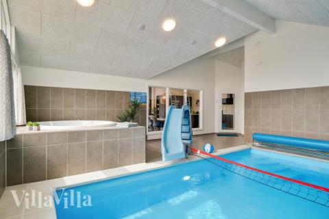 Det flotte bassenget i luksushus nr. 456 til 20 personer