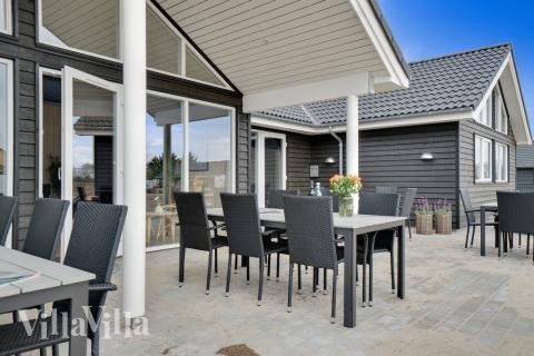 Nyt en grillkveld på terrassen i luksushus nr. 456 i Vestjylland