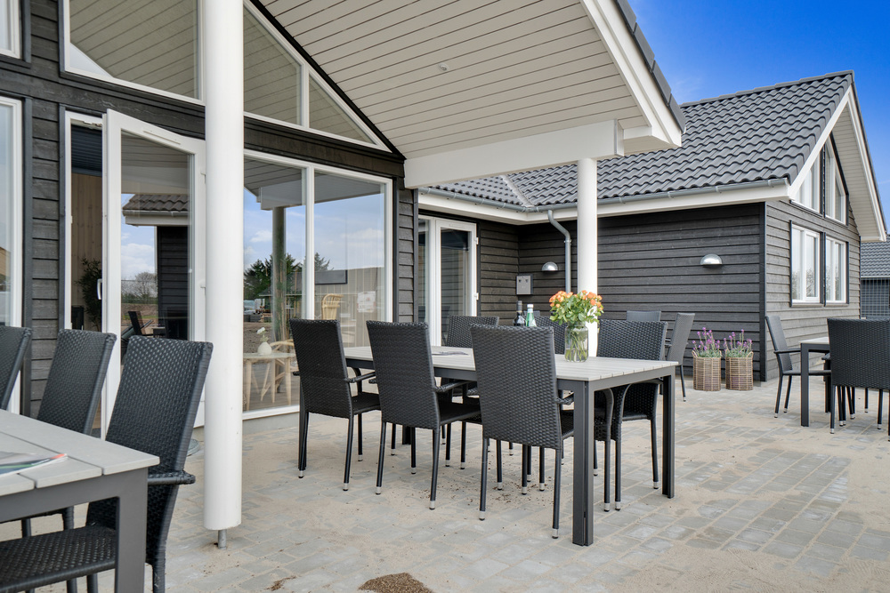 Nyt en grillkveld på terrassen i luksushus nr. 456 i Vestjylland