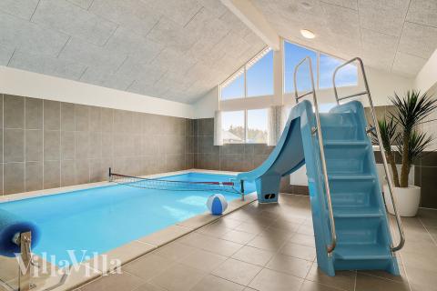 Feriehus 456 har et flott basseng med sklie, et stort innebygd boblebad og en badstue