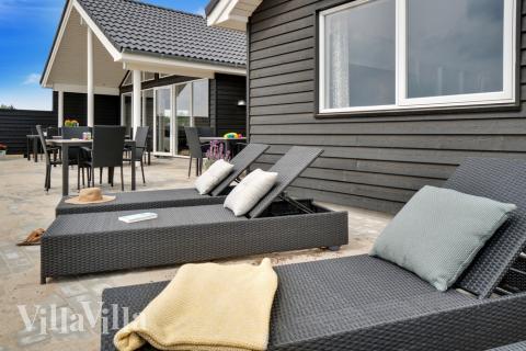 På terrassen i feriehus nr. 456 er det plass til 20 personer.