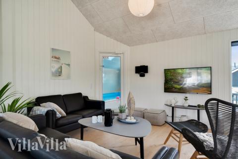 Det er plass til 20 personer i det store lyse oppholdsrommet i luksushus nr. 457.