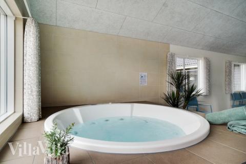 Nyt varmen i boblebadet i luksushus nr. 457 i Vestjylland