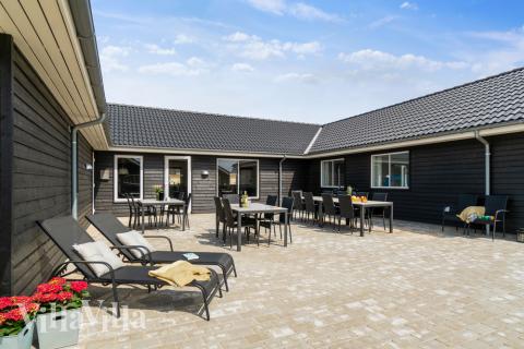 Luksushus nr. 457 har en deilig terrasse med gode hagemøbler til 20 personer.