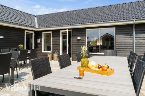 Nyt en grillkveld på terrassen i luksushus nr. 457 i Vestjylland