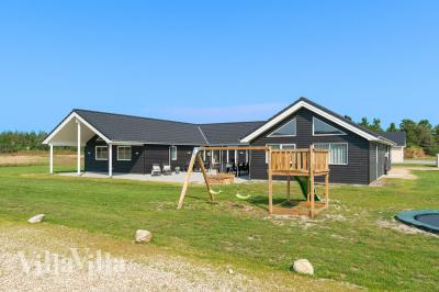 I det attraktive feriehuset nr. 457 i Vestjylland finnes det mengder av utendørsaktiviteter, som leketårn og huskestativ.