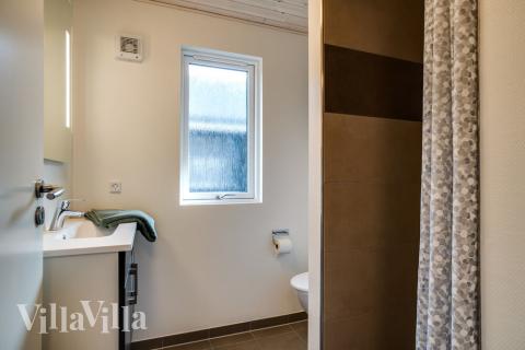 Det finnes bad med dusj i luksushus nr. 458 til 18 personer.