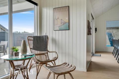 Det er plass til 18 personer i det store lyse oppholdsrommet i luksushus nr. 458.