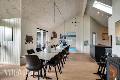 Det er god plass til at 18 personer sitter sammen i feriehusets oppholdsrom under et besøk i luksushus 458 i Vestjylland.