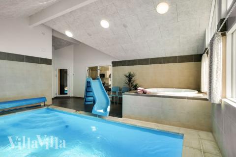 Feriehus 458 har et flott basseng med sklie, et stort innebygd boblebad og en badstue