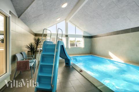 Det flotte bassenget i luksushus nr. 458 til 18 personer