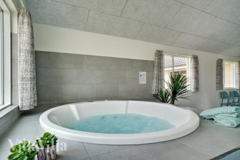 Nyt varmen i boblebadet i luksushus nr. 463 i Vestjylland