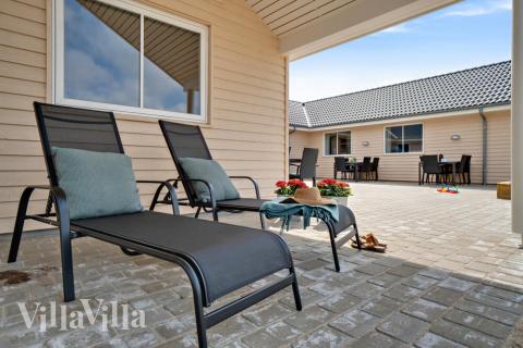 På terrassen i feriehus nr. 463 er det plass til 20 personer.