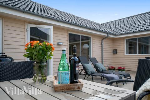 Nyt en grillkveld på terrassen i luksushus nr. 463 i Vestjylland