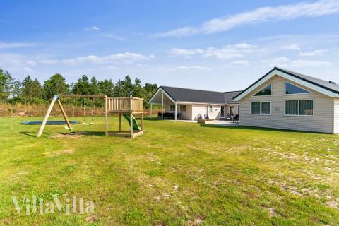 I det attraktive feriehuset nr. 463 i Vestjylland finnes det mengder av utendørsaktiviteter, som leketårn og huskestativ.