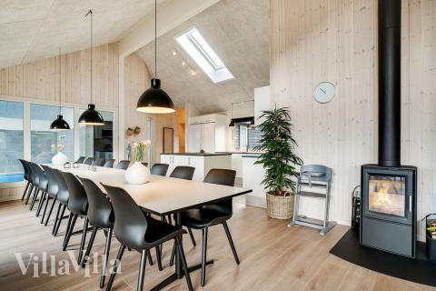 Det er plass til 18 personer i det store lyse oppholdsrommet i luksushus nr. 473.