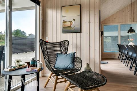 Det er god plass til at 18 personer sitter sammen i feriehusets oppholdsrom under et besøk i luksushus 473 i Vestjylland.