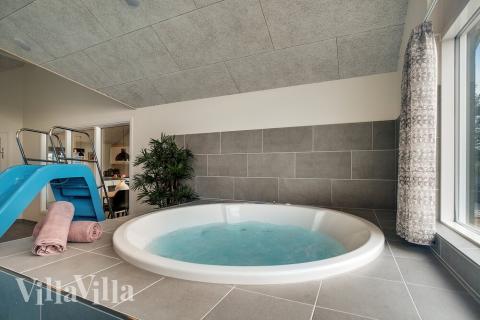Nyt varmen i boblebadet i luksushus nr. 473 i Vestjylland