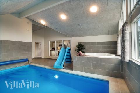 Feriehus 473 har et flott basseng med sklie, et stort innebygd boblebad og en badstue